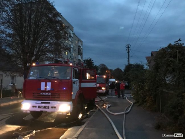 У постраждалих порізані вени й обпечене тіло: у Луцьку горів будинок. ФОТО