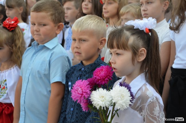 Із новим директором та «вишиваним» подвір’ям: у школі Ігоря Єремеєва – перший дзвоник. ФОТОРЕПОРТАЖ