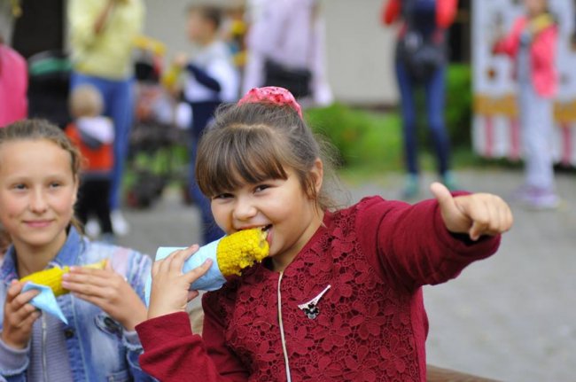 Кавуни, баклажани, перчики: у Луцькому зоопарку зібрали овочі, які садили діти. ФОТО