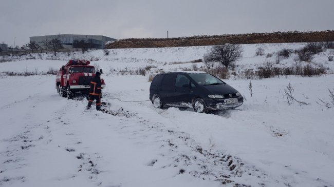 На Волині рятувальники діставали Volkswagen з кювету. ФОТО