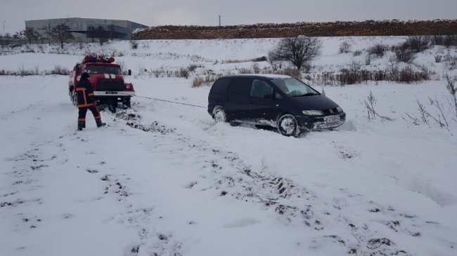 На Волині рятувальники діставали Volkswagen з кювету. ФОТО