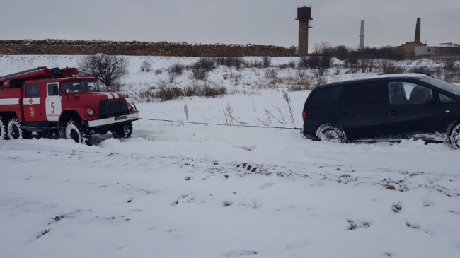 На Волині рятувальники діставали Volkswagen з кювету. ФОТО