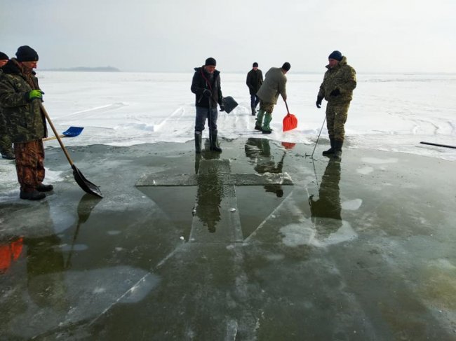 Показали, як на озері Світязь підготували ополонку для освячення води. ФОТО