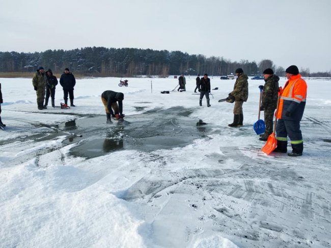 Показали, як на озері Світязь підготували ополонку для освячення води. ФОТО