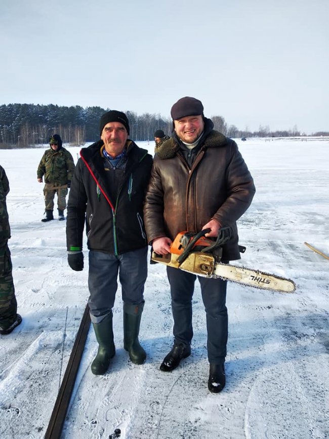 Показали, як на озері Світязь підготували ополонку для освячення води. ФОТО