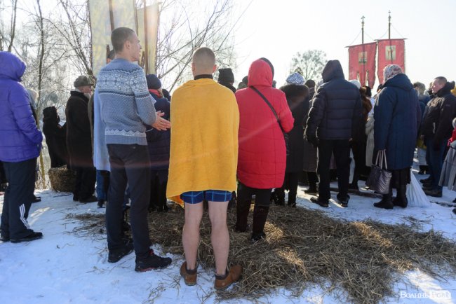 Хресний хід і пірнання в ополонку: як у Луцьку святкують Водохреще. ФОТО