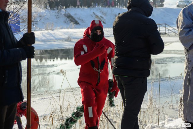 Хресний хід і пірнання в ополонку: як у Луцьку святкують Водохреще. ФОТО