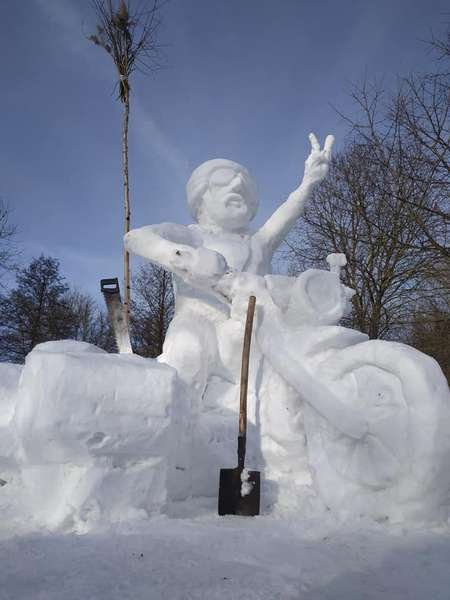 У селі під Луцьком зліпили величезного сніговика-байкера. ФОТО