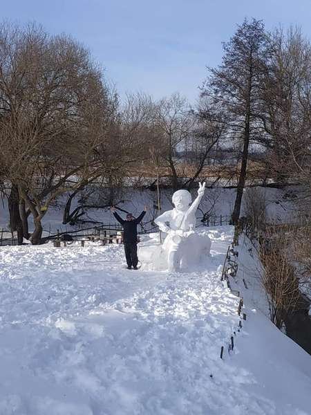 У селі під Луцьком зліпили величезного сніговика-байкера. ФОТО