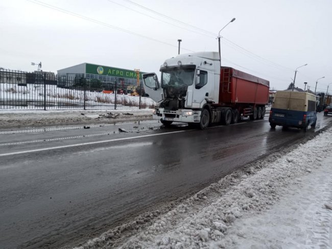 На Волині у аварії зіткнулись дві вантажівки. ФОТО