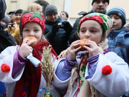 Затиснутий палець та подерті черевики: як щедрували відомі волиняни