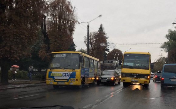 У Луцьку легковик не розминувся з маршруткою. ФОТО