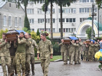 Лучани провели в останню дорогу Героїв Івана Бондарука, Сергія Доценка та Геннадія Сижука