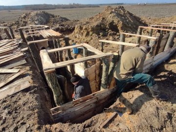 Добровольці допомагають військовим будувати окопи на Волині. ВІДЕО