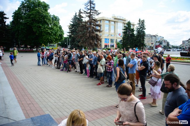 Не хочемо жити у смороді: лучани вийшли на акцію протесту. ФОТО