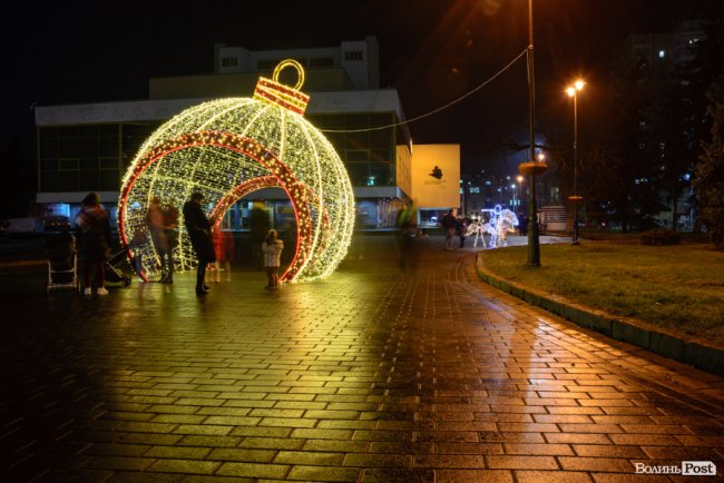 Мільйони святкових вогнів вечірнього Луцька. ФОТО