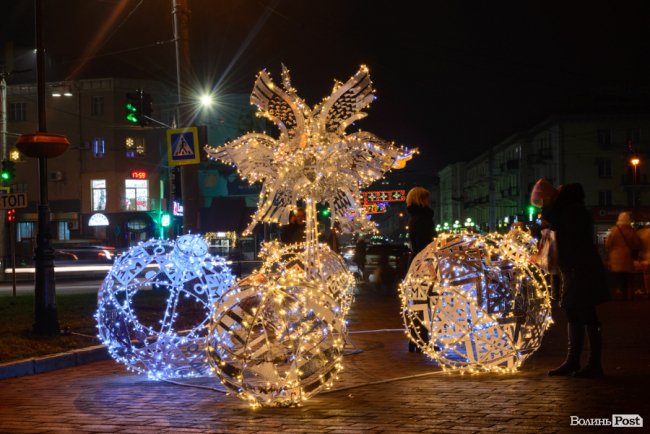 Мільйони святкових вогнів вечірнього Луцька. ФОТО