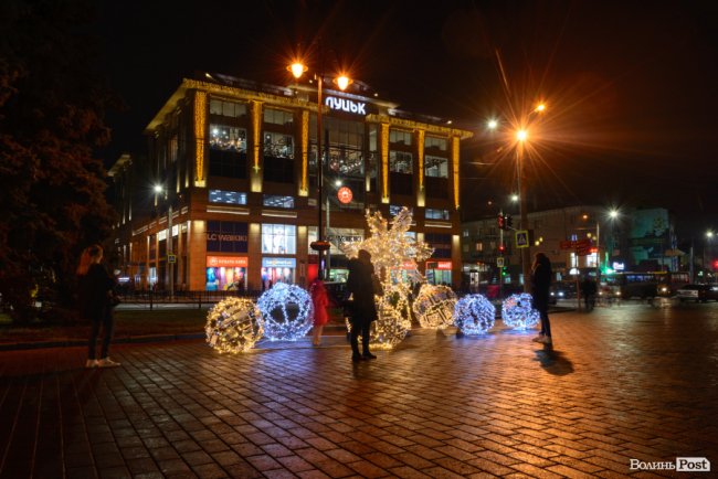 Мільйони святкових вогнів вечірнього Луцька. ФОТО