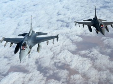 Перша група українських пілотів завершить навчання на F-16 не раніше наступного літа, – WP