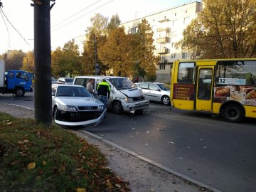 У Луцьку – потрійна аварія за участю маршрутки