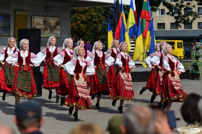 Перформанси, дискотека, іноземні делегації: як лучани відгуляли День міста. ФОТО