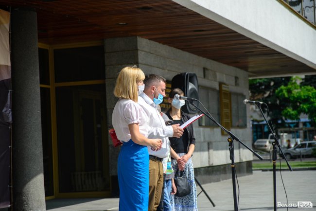 Не хочемо жити у смороді: лучани вийшли на акцію протесту. ФОТО