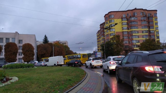 У Луцьку легковик не розминувся з маршруткою. ФОТО