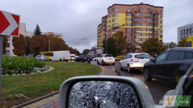 У Луцьку легковик не розминувся з маршруткою. ФОТО