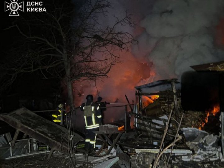 Рф атакувала Київ дронами: уламки впали у Голосіївському, Дарницькому та Печерському районах