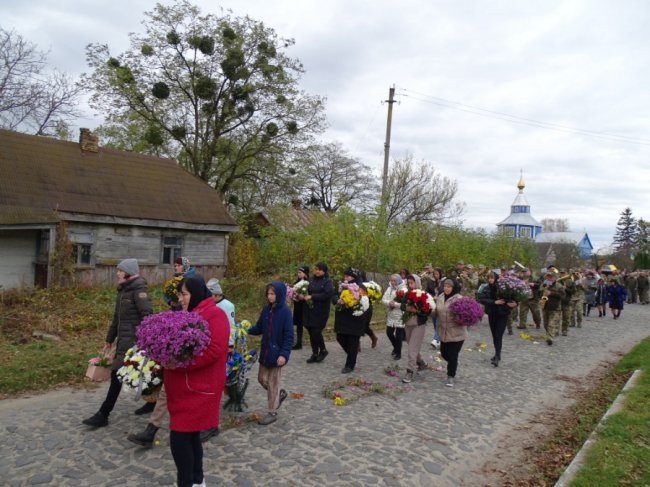 Дорогу перед полеглим Героєм на Волині встелили квітами