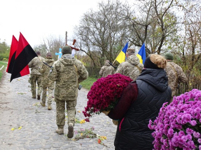 Дорогу перед полеглим Героєм на Волині встелили квітами