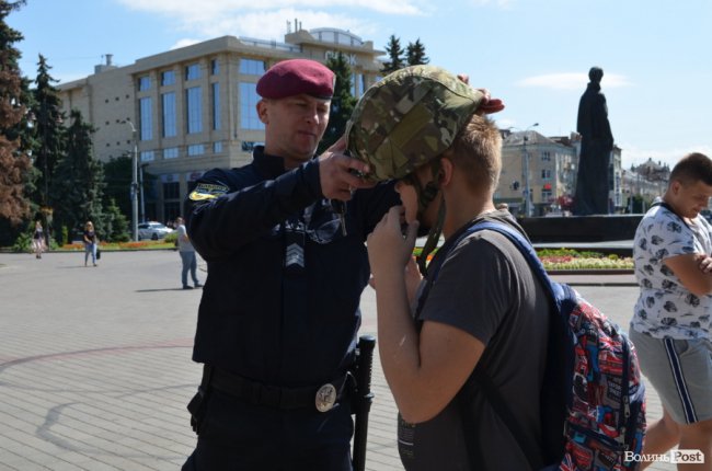 У центрі Луцька можна покататися на авто патрульних, увімкнути сирени і вдягнути бронежилет. ФОТО