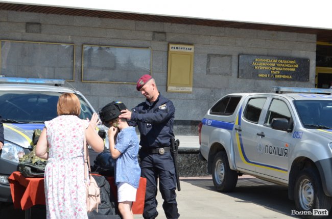 У центрі Луцька можна покататися на авто патрульних, увімкнути сирени і вдягнути бронежилет. ФОТО