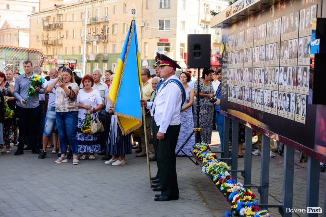 У Луцьку вшанували загиблих захисників України. ФОТОРЕПОРТАЖ