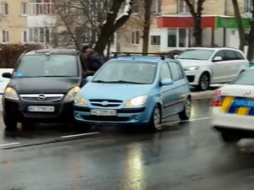 У центрі Луцька не розминулися два легковики. ВІДЕО