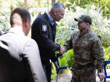 Кличко разом з мером Брюсселя передали допомогу бійцям батальйону «Свобода»