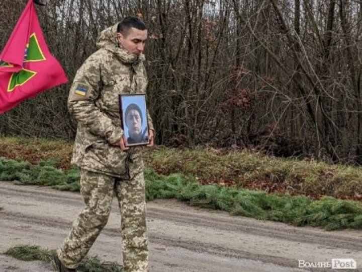 «Вони приймають кулі на груди, захищаючи нас»: чому у рідному селі волинського  Героя відспівували під ворітьми храму