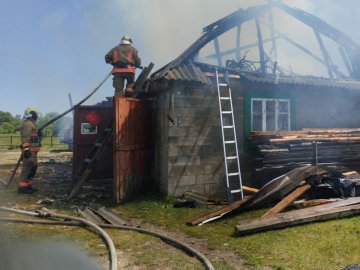 На Волині горіла господарська споруда та суха трава