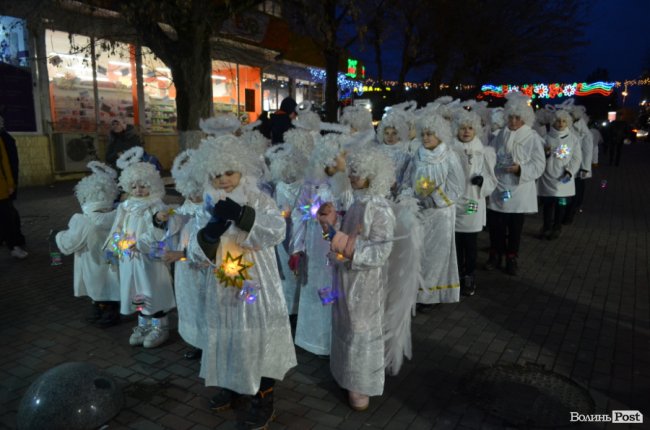 На головній пішохідній вулиці Луцька засяяла алея різдвяних янголів. ФОТО