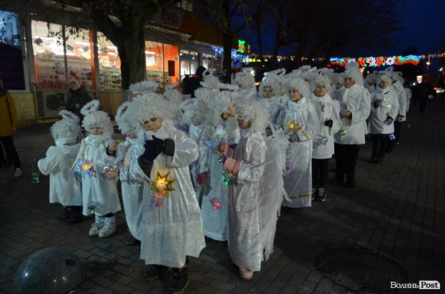 На головній пішохідній вулиці Луцька засяяла алея різдвяних янголів. ФОТО