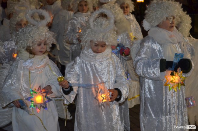 На головній пішохідній вулиці Луцька засяяла алея різдвяних янголів. ФОТО