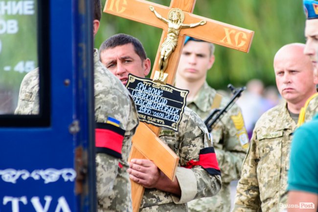 «Він був справжнім»: Луцьк попрощався із загиблим на Сході Олександром Білоусом. ФОТО