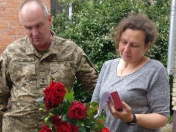 Без батька залишились троє синів: на Волині дружині загиблого Героя вручили орден чоловіка