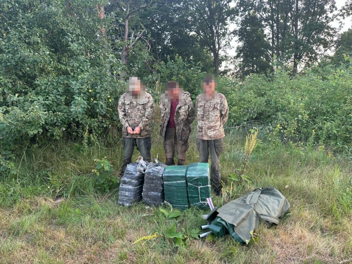 На Волині затримали трьох чоловіків за контрабанду сигарет до Польщі