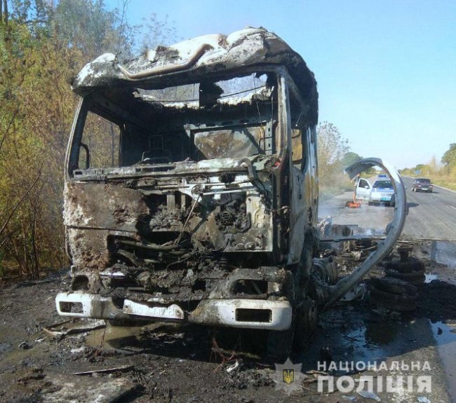 На Полтавщині на ходу загорілася вантажівка, якою кермував хлопець з Волині