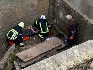 Загибель чоловіка під бетонною плитою на Волині: у поліції розповіли деталі трагедії