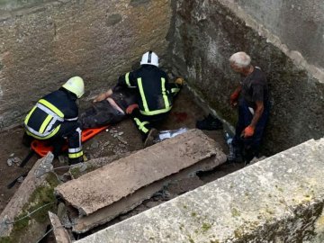 Смертельна трагедія: на Волині двох чоловіків привалило бетонною плитою. ФОТО