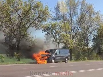 Неподалік Ковеля на дорозі загорілося авто. ВІДЕО 