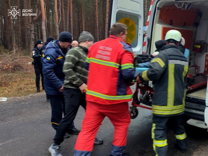 Аварія на Волині: зіткнулися авто та вантажівка, водія деблокували рятувальники