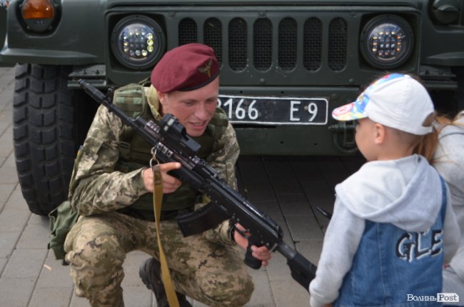 У центрі Луцька десантники показували свою техніку і американський Humvee. ФОТО